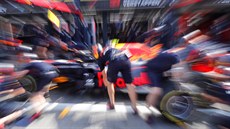 Mechanici pracují na vozu Maxe Verstappena.