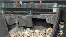 V severní Anglii sílí obavy z protrení hráze Toddbrook Reservoir a zaplavení...