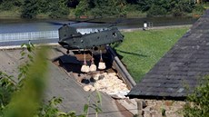 Armádní vrtulník shazuje na pehradu u msta Whaley Bridge pytle se smsí...