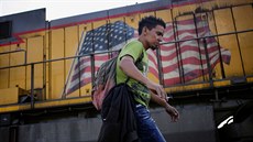 Migranti ze stední Ameriky se asto snaí dostat do USA za pomoci nákladních...