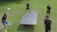 Fotbalisté sokolovského Baníku Jan Mejdr (vpravo nahoe) a David típek (vlevo...