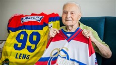 Nejstarší žijící ligový hokejista Václav Lenc nedávno oslavil 99. narozeniny.