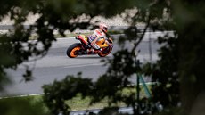 Marc Marquez z týmu Repsol Honda bhem kvalifikace na MotoGP v Brn.