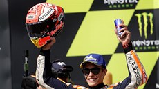 Marc Márquez z týmu Repsol Honda s úsmvem slaví své vítzství v brnnském...