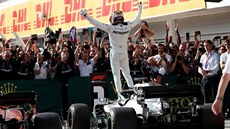 Lewis Hamilton z Mercedesu slaví vítězství na Velké ceně Maďarska.