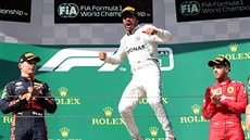 Lewis Hamilton (uprostřed) z Mercedesu se raduje po svém vítězství na Velké...