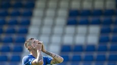 Roman Potoný z Liberce se drí za hlavu po zmaené anci v utkání proti...