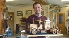 Petr Marek z Liptálu na Vsetínsku se zabývá výrobou d�ev�ných model� automobil�.