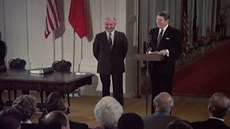 Pi podpisu smlouvy o raketách Reagan a Gorbaov vtipkovali