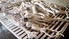Kostry obtí genocidy ve Rwand v památníku Murambi Genocide Memorial Centre
