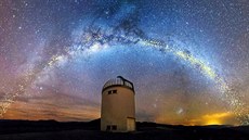 MAGICKÁ OBLOHA. Prohnutý disk galaxie Mlé�ná dráha, ur�ený zmapováním rozlo�ení...