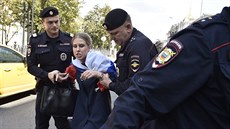 Rutí policisté zatýkají na moskevské demonstraci za svobodné volby opoziní...