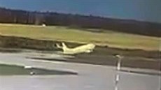 Ruský Boeing 737 spolenost S7 Airlines pejel pi startu z moskevského letit...