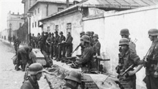 Vojáci Wehrmachtu pipravují k akci demoliní taníky Goliath.