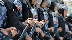 Stovky policist zasahovalo proti demonstraci za povolení úasti opozice ve...