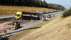 Nehoda dvou nákladních vozidel na dálnici D1 u Velké Bítee. Z pevráceného...