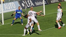 Branká� Karviné Libor Hrdli�ka �elí jedné ze �ancí Slavie. Po zápase do�lo k...