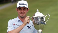 J. T. Poston s trofejí pro vítze turnaje Wyndham Championship v Greensboro.