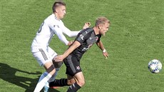 Daniel Stropek z Karviné (vlevo) tísní Micka van Burena ze Slavie.