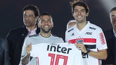 Dani Alves a vedle nj legenda Kaká na stadionu De Morumbi v Sao Paulu.
