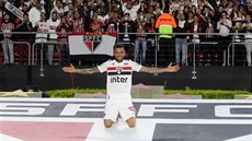 Dani Alves se p�edstavuje fanou�k�m po svém p�estupu do Sao Paula.