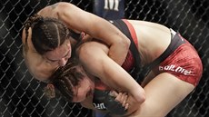 MMA zápasnice Antonina evenková drí eku Lucii Pudilovou v duelu pod...