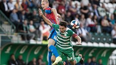 Josef Jind�i�ek z Bohemians padá po souboji s Ond�ejem Michálikem z Plzn�.