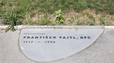 Pamtní deska generála Frantika Fajtla, kterou doplovala travnatá silueta...