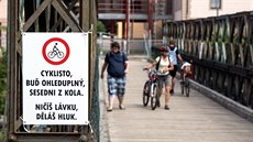 Po lávce pes Moravu nahrazující v Olomouci pestavovaný most cyklisté nesmí...