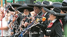 Mezinárodní folklorní festival nabízí každoročně v Šumperku ukázky folkloru a tradic z celého světa včetně exotických zemí. Letos půjde mimo jiné o Kostariku, v předchozích letech šlo ze zemí Latinské Ameriky například o soubor z Mexika (na snímku).