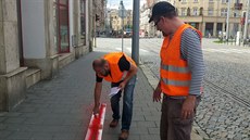 lenové opoziních stran ProOlomouc, Piráti a STAN vyznaili v olomoucké ulici 8. kvtna kídovou barvou plánované zúení chodníku pi chystané rekonstrukci (na snímku).