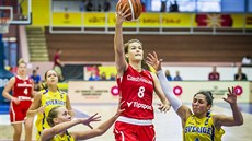 eská juniorská reprezentantka Veronika Voráková útoí na védský ko.