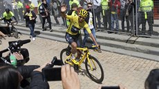 Egan Bernal pijel dom do Zipaquiry, aby ukázal lutý dres pro vítze Tour de...