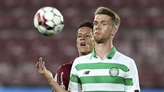 Kristoffer Ajer (vpravo) z Celtiku si kryje mí ped Mariem Rondonem z Klue.