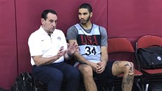 Jayson Tatum (vpravo) debatuje s bývalým kouem americké basketbalové...