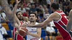 eský basketbalista Tomá Satoranský proniká tuniskou obranou.