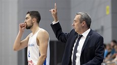 eský basketbalista Tomá Satoranský a trenér Ronen Ginzburg
