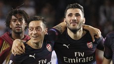 Mesut Özil (vlevo) a Sead Kolainac z Arsenalu na archivním snímku