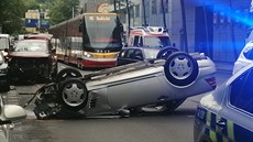 V Praze v Radlické ulici se pevrátilo auto na stechu. (6. srpna 2019)