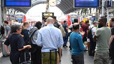 Cestující na frankfurtském nádraí krátce ped tím, ne jej policisté uzaveli...