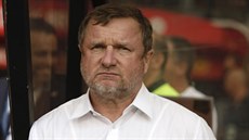 Plzeský trenér Pavel Vrba pozoruje utkání tetího pedkola Evropské ligy v...