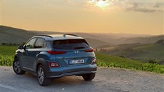 Hyundai Kona Electric na ikonické vyhlídkové trase Via Chiantigiana vinoucí se...