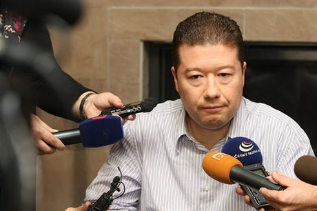 Tomio Okamura pi tiskovce v Luhaovicích (23. listopadu 2012).