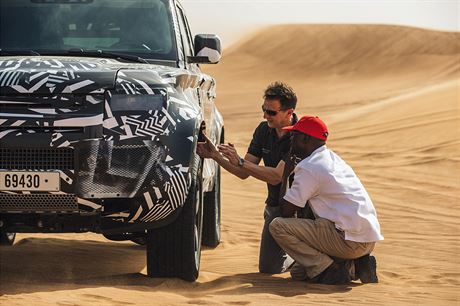 Testy prototyp Land Roveru Defender v dubajskch dunch