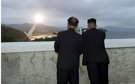 Severokorejský vdce Kim ong-un sleduje test nespecifikované zbraového...