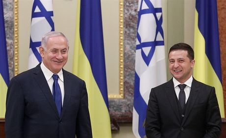 Ukrajinský prezident Volodymyr Zelenskyj (vpravo) v Kyjev pivítal izraelského...