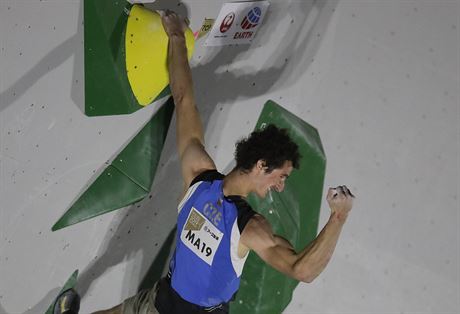 Adam Ondra v semifinále MS v boulderingu
