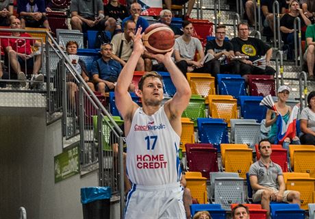 eský basketbalista Jaromír Bohaík stílí na ko. 