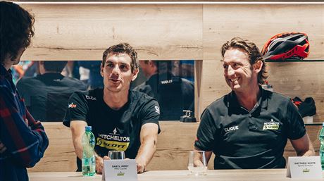 Matt White (vpravo), f stje Mitchelton-Scott, a jihoafrick cyklista Daryl...