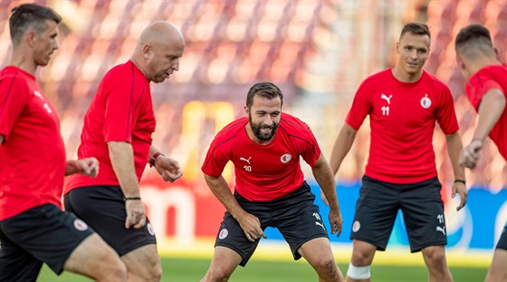 Trénink fotbalist Slavie na hiti rumunské Klue. Uprosted se usmívá Josef...